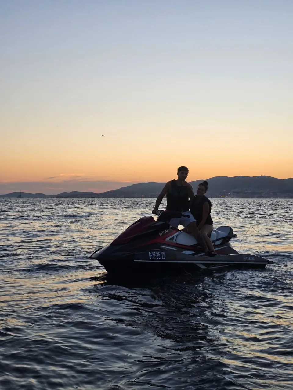 Moto de agua al atardecer