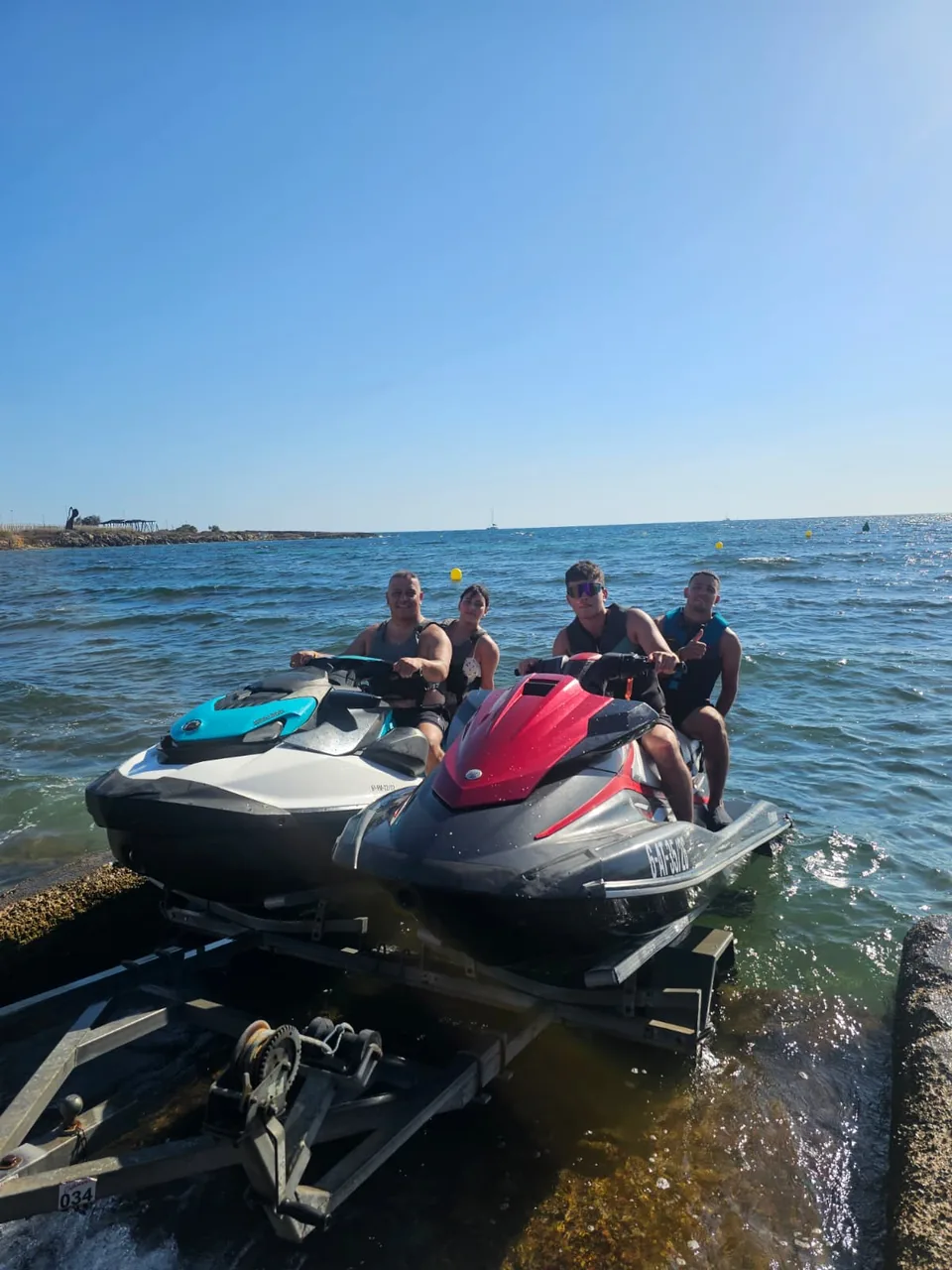 Dos motos de agua junto a la orilla