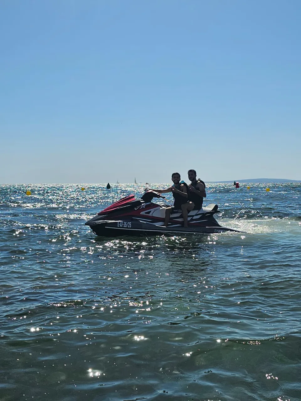 Moto de agua navegando cerca de la costa