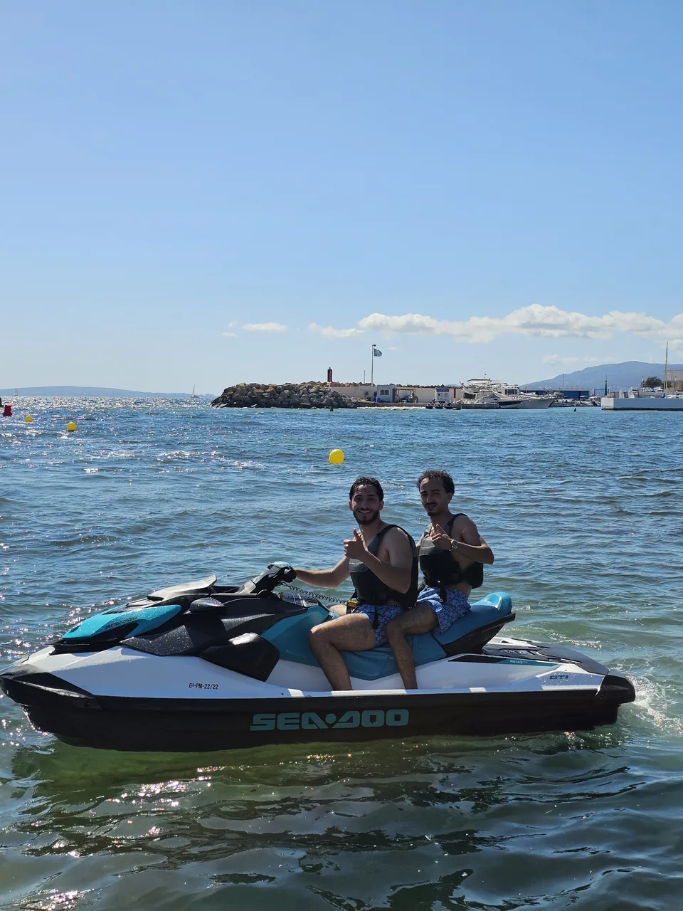Pareja en una moto de agua